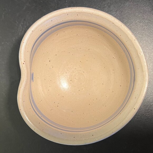 Vintage DAKOTA STONEWARE Handcrafted Heart Shaped Speckled Pottery Bowl 1989 - Picture 6 of 11